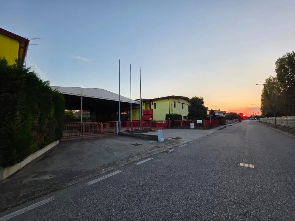 La struttura acquisita vista dalla strada, prima dei lavori.